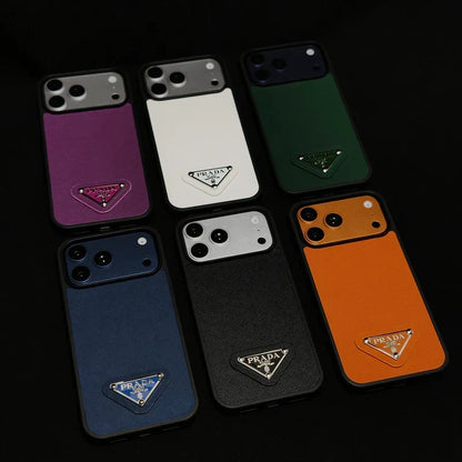 AAOO Premium Saffiano-Leder Handyhülle mit Metallic-Badge für iPhone 12-17 Serie