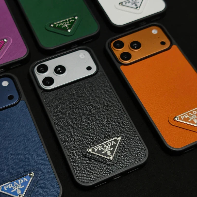 AAOO Premium Saffiano-Leder Handyhülle mit Metallic-Badge für iPhone 12-17 Serie