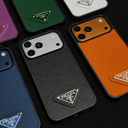 AAOO Premium Saffiano-Leder Handyhülle mit Metallic-Badge für iPhone 12-17 Serie