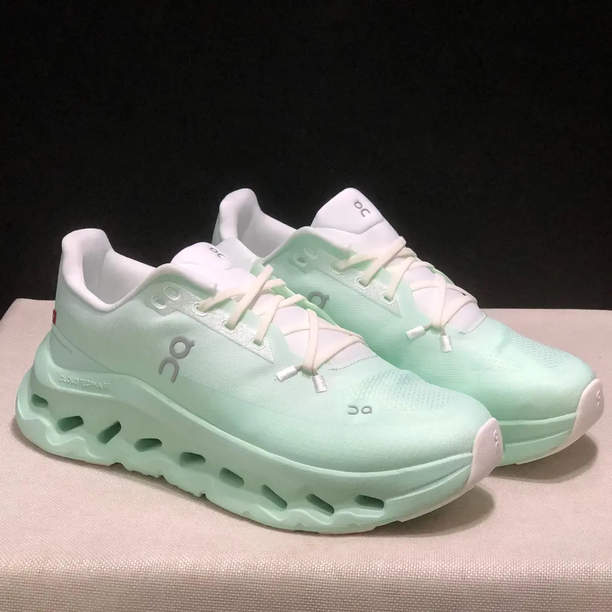 AAOO Cloudtilt White Mint