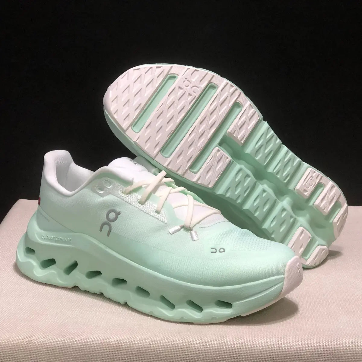 AAOO Cloudtilt White Mint