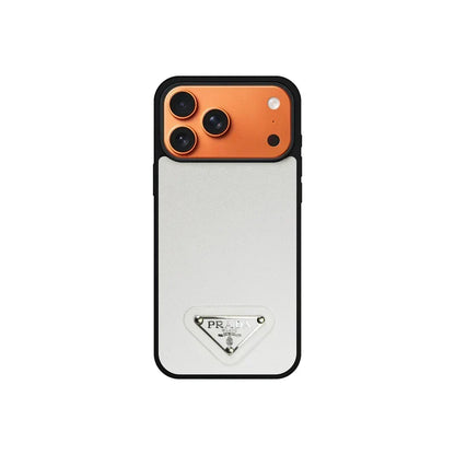 AAOO Premium Saffiano-Leder Handyhülle mit Metallic-Badge für iPhone 12-17 Serie