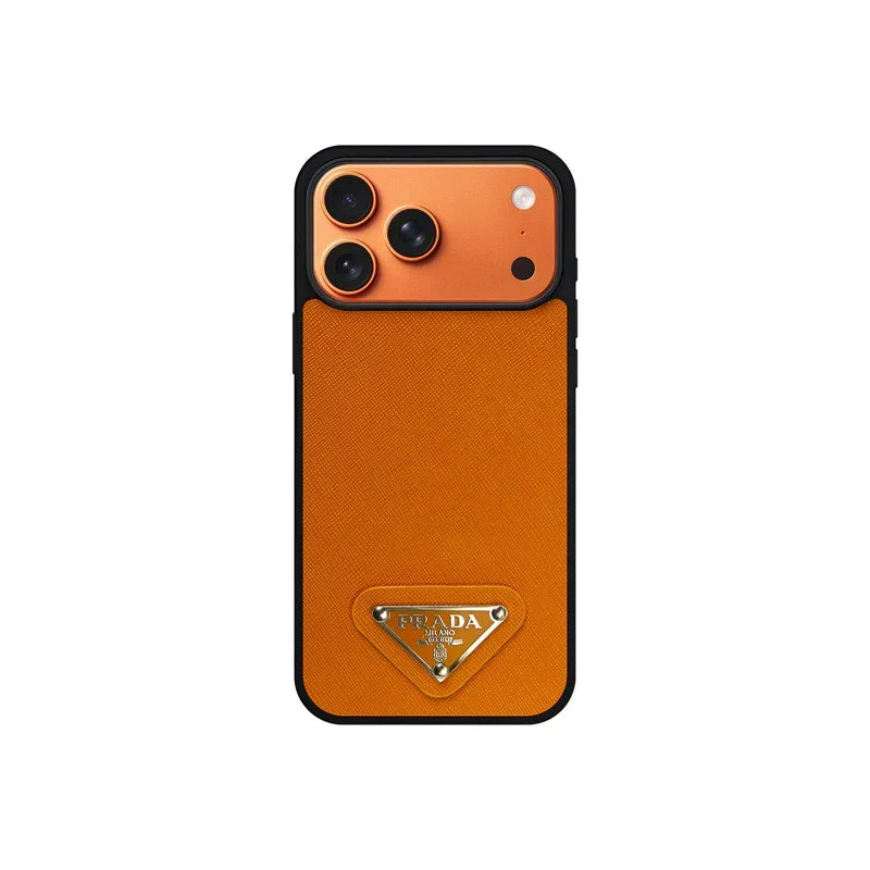 AAOO Premium Saffiano-Leder Handyhülle mit Metallic-Badge für iPhone 12-17 Serie