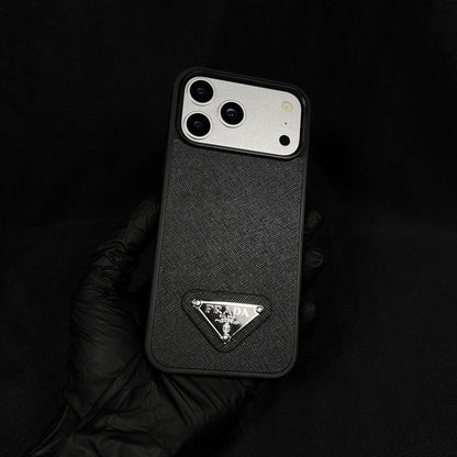 AAOO Premium Saffiano-Leder Handyhülle mit Metallic-Badge für iPhone 12-17 Serie