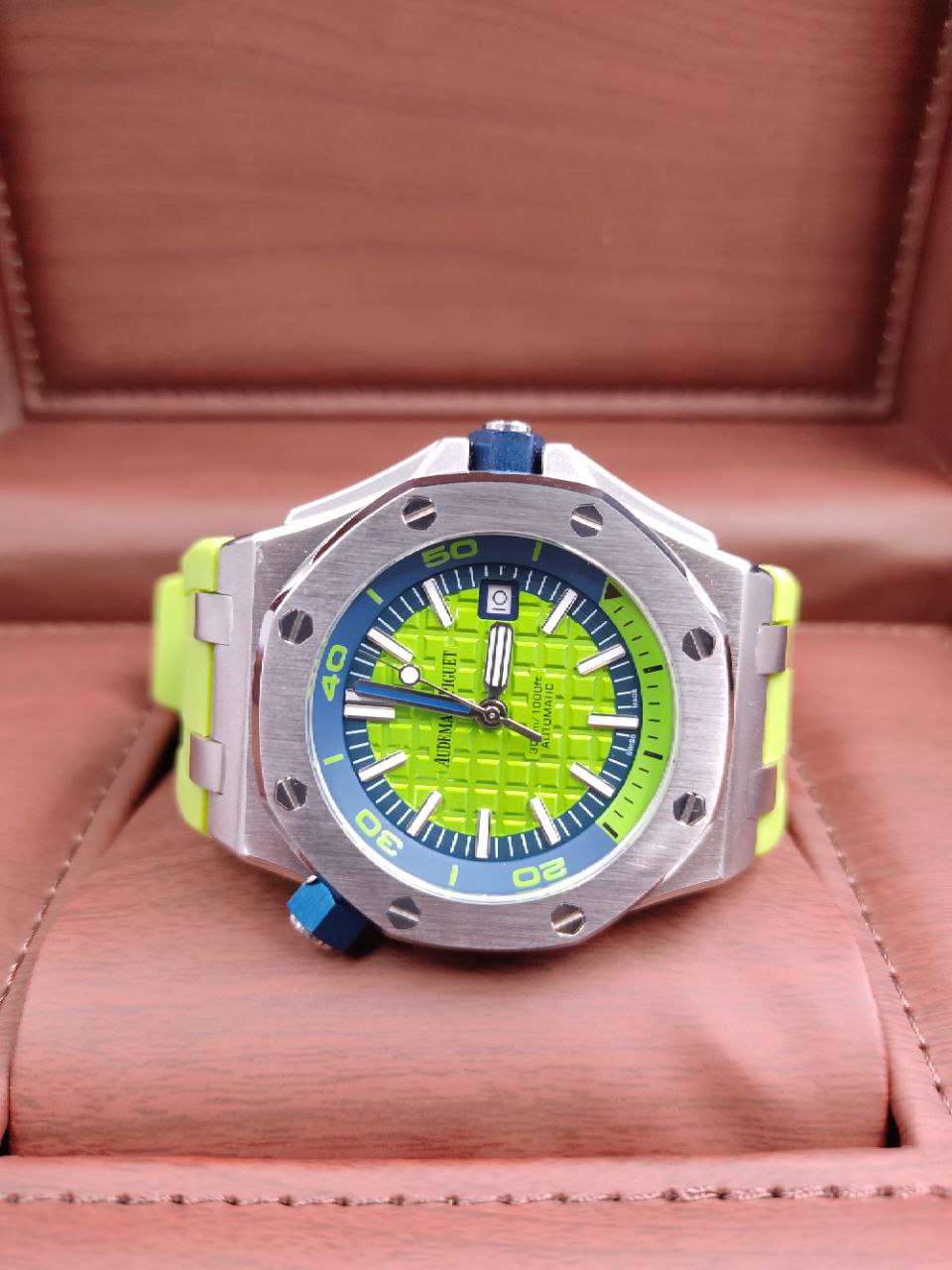 AAOO 44 mm Vert Uhr