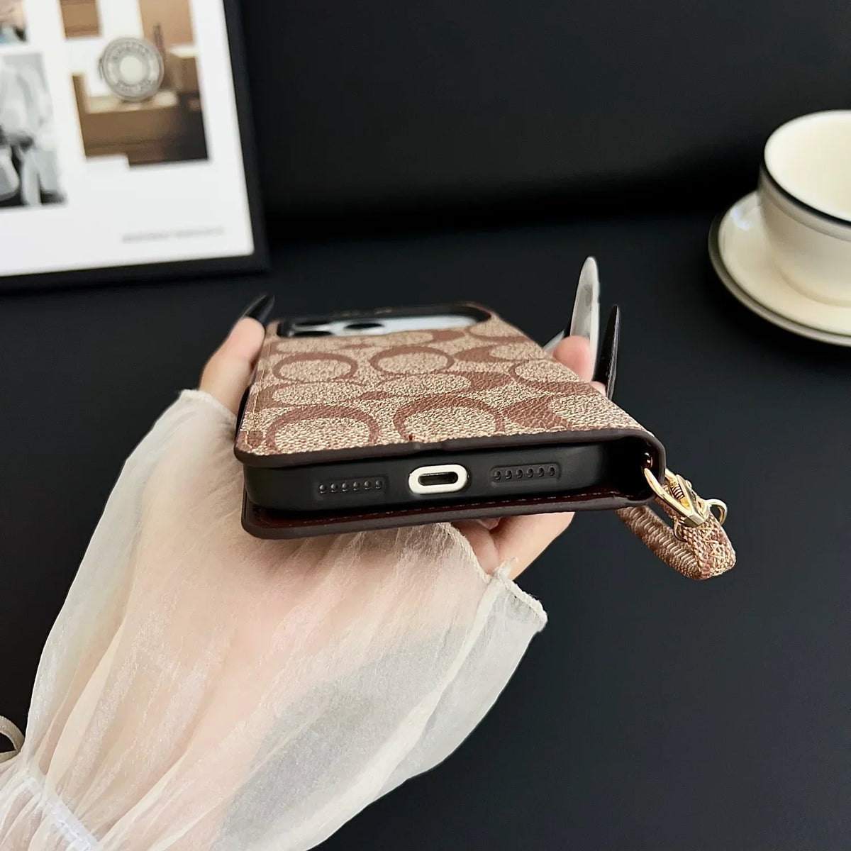 AAOO Luxuriöse Leder-iPhone-Hülle mit Klappbrieftasche