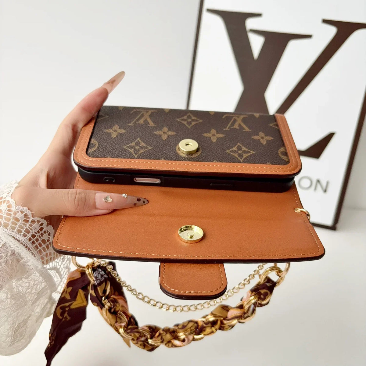 AAOO Luxus-Lederhülle für iPhone mit Flip-Brieftasche und Kette